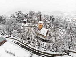 ieud vecchia chiesa di legno da maramures romania vista dall'alto drone shot foto