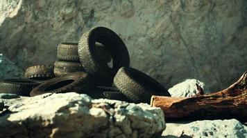vecchi pneumatici abbandonati sulla riva del mare foto