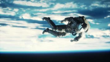 astronauta che galleggia sopra gli elementi della terra di questa immagine fornita dalla nasa foto