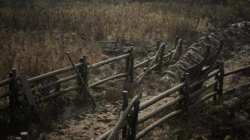 vecchio villaggio di legno abbandonato rurale sotto il cielo nuvoloso nella stagione autunnale foto