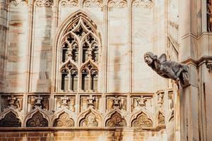 tetto del duomo di milano duomo di milano con guglie gotiche e statue in marmo bianco. principale attrazione turistica in piazza a milano, lombardia, italia. vista grandangolare della vecchia architettura gotica e dell'arte. foto