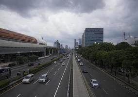 traffico stradale gatot subroto jakarta sud indonesia foto