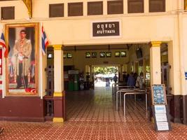 stazione ferroviaria di ayutthaya ayutthaya thailandia 18 ottobre 2018 stazione ferroviaria di ayutthaya phra nakhon si stazione ferroviaria di ayutthaya l'edificio è stato ricostruito durante il regno di re rama v nel 1921. foto