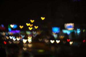 bokeh e sfocatura astratta a forma di cuore amore San Valentino colorato luce notturna in strada foto