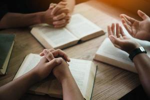 i cristiani sono congreganti che si uniscono per pregare e cercare le benedizioni di Dio. concetto di incontro devozionale o di preghiera. foto