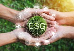 mani armonia del lavoro di squadra per adulti che tengono la terra sulle mani con il concetto di icona esg per l'ambiente, il sociale e la governance nel business sostenibile ed etico sulla connessione di rete foto