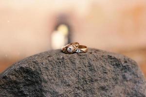 un paio di fedi nuziali su una roccia. fedi nuziali simbolo amore famiglia. foto