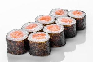 tradizionale delizioso rotolo di sushi fresco impostato su uno sfondo bianco foto