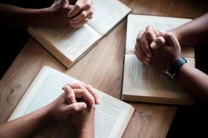 i cristiani sono congreganti che si uniscono per pregare e cercare le benedizioni di Dio. concetto di incontro devozionale o di preghiera. foto