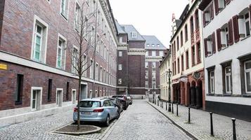 dusseldorf, germania - 20 febbraio 2020. città e vie dello shopping intorno a dusseldorf. scene di strada e auto parcheggiate in strada. moderna architettura commerciale ed edifici residenziali in germania foto