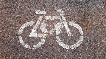 segno di bicicletta o icona sulla strada nel parco foto