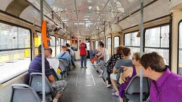 ucraina, kiev - 8 settembre 2019. passeggeri sul tram foto