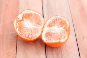 frutti d'arancia sulla tavola di legno foto