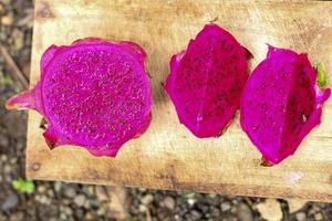 frutta fresca del drago rosso sulla tavola di legno foto