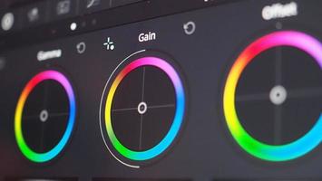 grafico di gradazione del colore o indicatore di correzione del colore RGB sul monitor foto