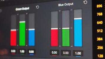 grafico di gradazione del colore o indicatore di correzione del colore RGB sul monitor foto
