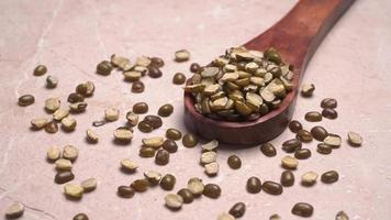 fagioli verdi mung noti anche come mung dal, vigna radiata, fagiolini o moong dal isolati su sfondo bianco foto