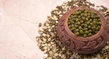 fagioli verdi mung noti anche come mung dal, vigna radiata, fagiolini o moong dal isolati su sfondo bianco foto