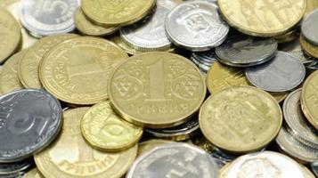 molte monete ucraine. moneta nazionale. concetto di affari. penny ucraini. il concetto di denominazione di nuove e ritiro di vecchie monete. foto