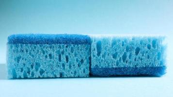 due spugne blu utilizzate per lavare e cancellare lo sporco usate dalle massaie nella vita di tutti i giorni. sono realizzati in materiale poroso come la schiuma. ritenzione del detersivo, che consente di spenderlo in modo economico foto