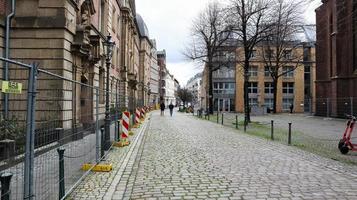 dusseldorf, germania - 20 febbraio 2020. città e vie dello shopping intorno a dusseldorf. scene di strada e auto parcheggiate in strada. moderna architettura commerciale ed edifici residenziali in germania foto