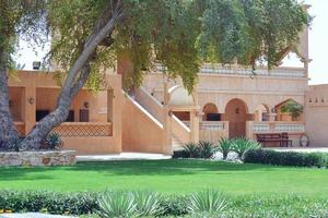 tipico cortile storico orientale con architettura araba e palme foto