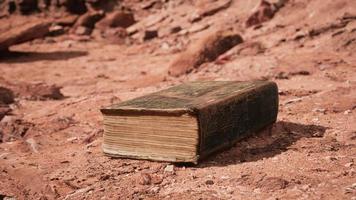 vecchio libro nel deserto di roccia rossa foto