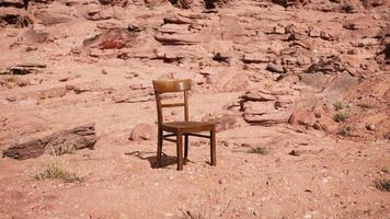 vecchia sedia di legno sulle rocce del Grand Canyon foto