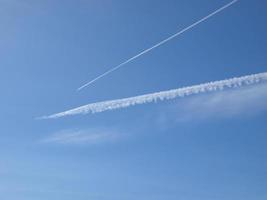 scie di aereo nel cielo foto