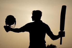 sagoma di un giocatore di cricket che festeggia dopo aver ottenuto un secolo nella partita di cricket. giocatori di cricket indiani e concetto di sport. foto