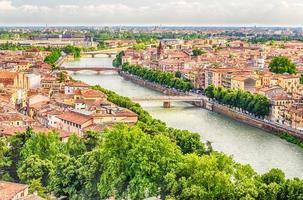 veduta aerea su verona e fiume adige, italia foto
