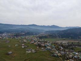 veduta aerea della città di Baijnath. colpo di drone del distretto di Bageshwar. foto