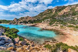 Vista su cala corsara, isola di spargi, arcipelago della maddalena, sardegna, italia foto