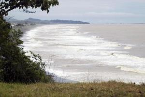 veduta aerea della spiaggia di jaco dopo una forte tempesta tropicale nel pacifico, puntarenas, costa rica. cambiamento climatico foto