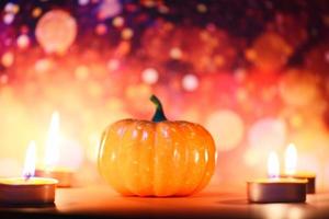sfondo di halloween a lume di candela arancione decorato vacanze concetto festivo - zucca decorazioni di halloween per accessori per feste oggetto con bokeh a lume di candela foto