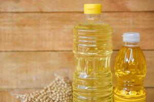 bottiglia di olio da cucina su fondo in legno olio vegetale - olio di semi di soia foto