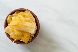 chips di banana - banana affettata fritta o al forno foto