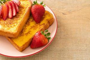 toast alla francese con fragole fresche foto