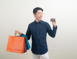 ritratto, giovane, asiatico, presa a terra, carta credito, e, shopping bag foto