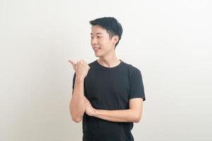 uomo asiatico con la mano che indica o che presenta su sfondo bianco foto