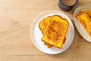 toast alla francese su piatto bianco foto