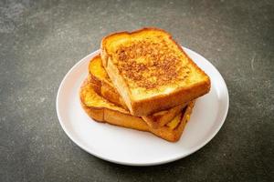 toast alla francese su piatto bianco foto