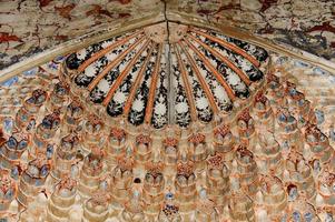 elementi dell'architettura antica dell'Asia centrale. soffitto a forma di cupola in un tradizionale mosaico asiatico antico foto