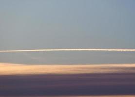 scie di aereo nel cielo foto