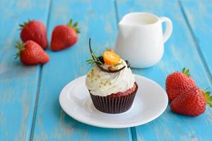 deliziose torte fresche con frutti di bosco e crema bianca su sfondo blu foto