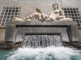 statua della dora a torino foto