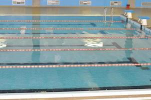 piscina con acqua blu utile come sfondo foto