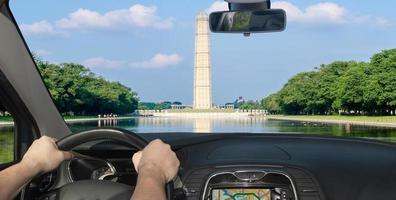 guida di un'auto verso il monumento di Washington, Washington DC, Stati Uniti d'America foto