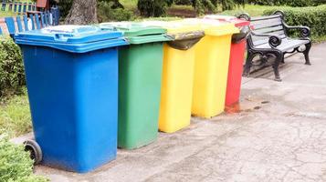 contenitori separati per la raccolta dei rifiuti nel parco. bidoni della spazzatura multicolori per strada. contenitori per la raccolta differenziata dei rifiuti. concetto di inquinamento ambientale. foto