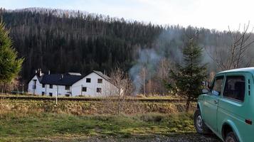 Ucraina, yaremche - 20 novembre 2019. una jeep è parcheggiata con una catena montuosa sullo sfondo. l'auto è nelle montagne dei carpazi ucraini nella piccola città di yaremche. foto